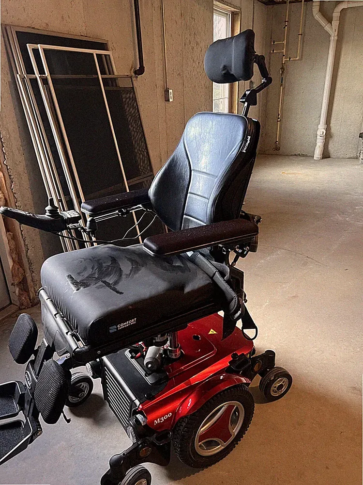 Power Wheelchair - Permobil M300 HD Corpus - Used - Color : RED - Charger incl.