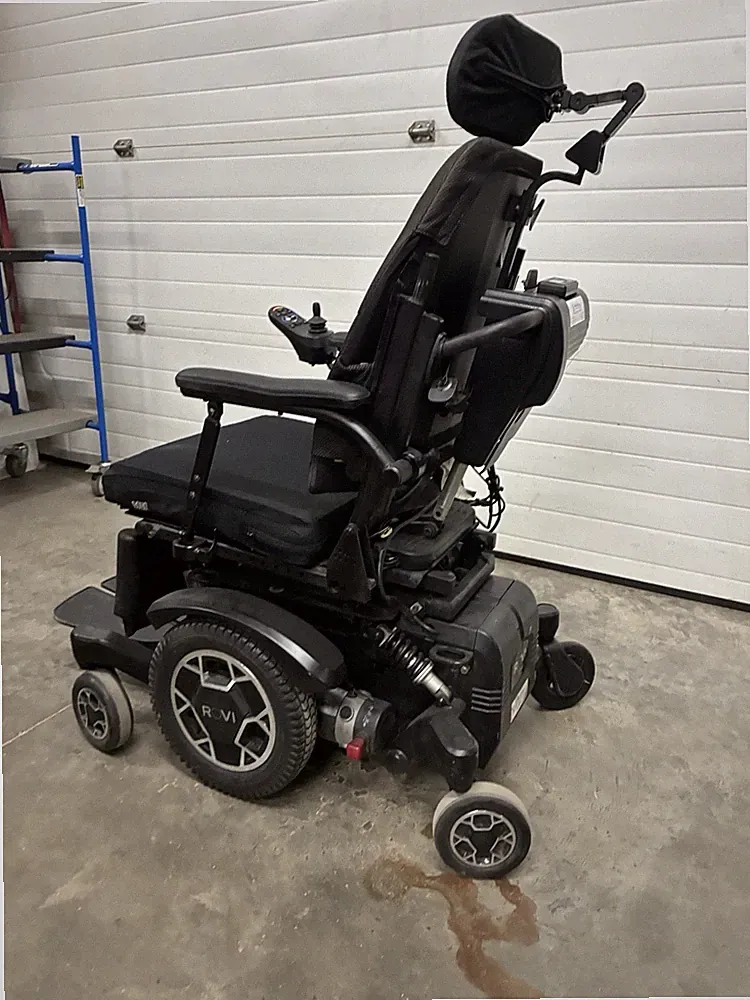 Wheel Chair With Recliner Back And Feet High Speed And Low Speed New Batteries